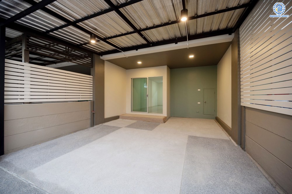 บ้านมือสองตกแต่งใหม่ โครงการ ลุมพินีทาวน์วิลล์ ราชพฤกษ์-นครอินทร์ เนื้อที่ 17.5 ตร.ว. ฟังก์ชัน 3 ห้องนอน 2 ห้องน้ำ 1 ที่จอดรถ บรรยากาศโครงการมีความเป็นส่วนตัว หน้าบ้านไม่ชนใคร พร้อมสิ่งอำนวยความสะดวกโครงการครบครัน บนทำเลดีเชื่อมต่อเข้าเมืองได้ง่าย ทั้งถนนราชพฤกษ์ ถนนนครอินทร์ จุดขึ้นทางด่วน "ศรีรัช"